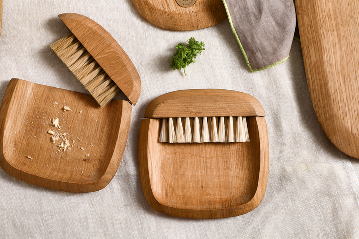 Magnetic French Oak Crumb Brush &amp; Tray, 6.75"